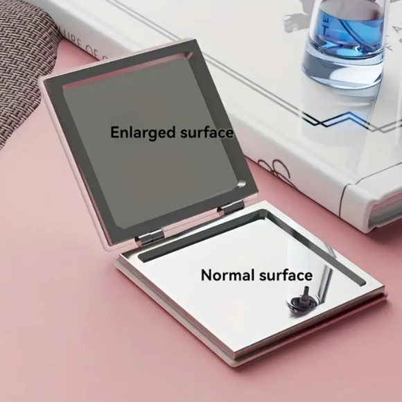 Hello Kitty Compact Mirror - Picture 2 of 4